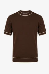 Herrbrun stickad t-shirt med rund hals och kontrastfärgad kant, normal passform