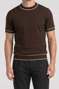 Herrbrun stickad t-shirt med rund hals och kontrastfärgad kant, normal passform