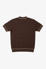 Herrbrun stickad t-shirt med rund hals och kontrastfärgad kant, normal passform
