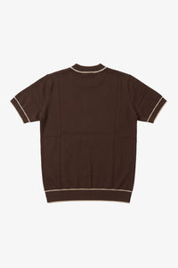 Herrbrun stickad t-shirt med rund hals och kontrastfärgad kant, normal passform