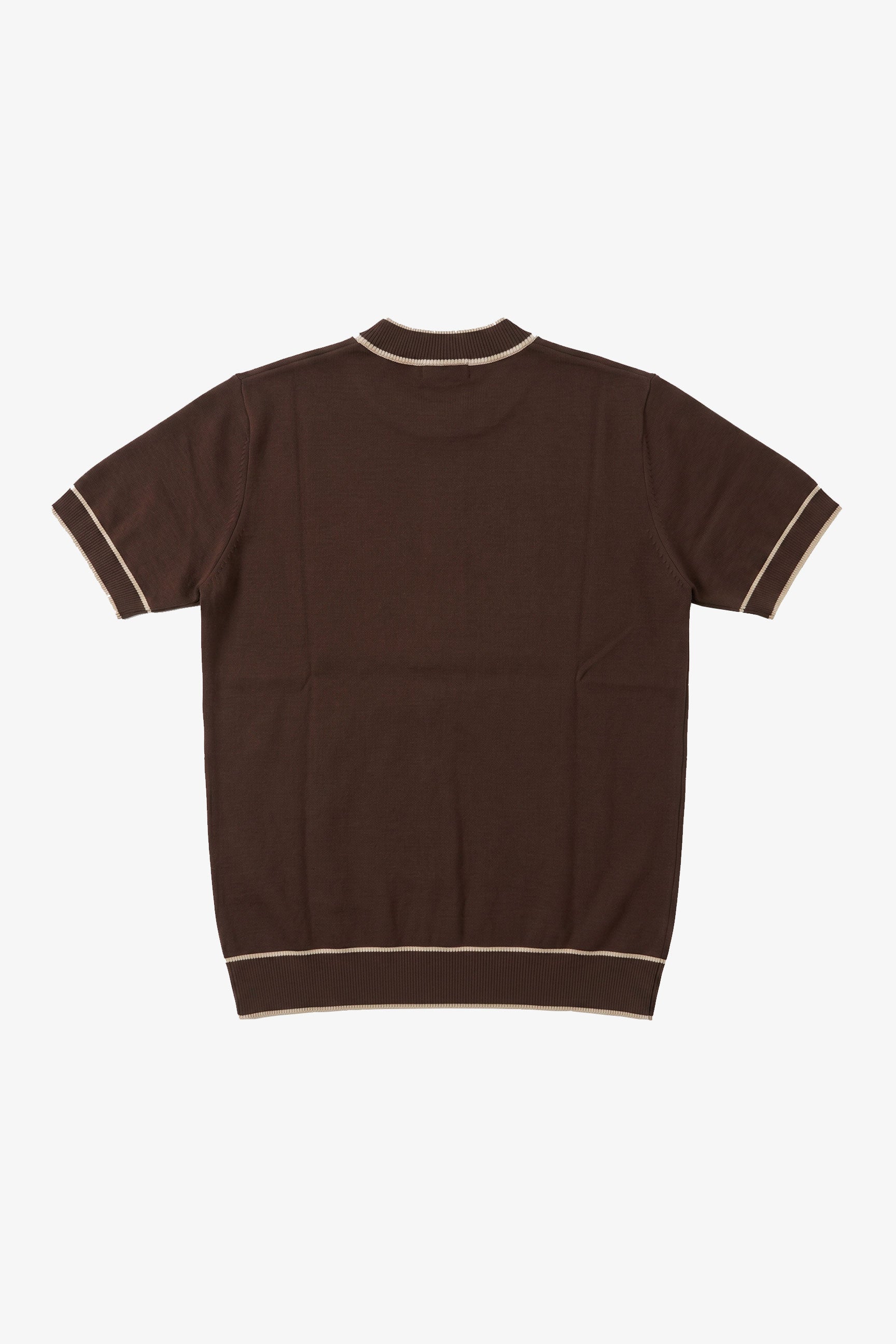 Herrbrun stickad t-shirt med rund hals och kontrastfärgad kant, normal passform