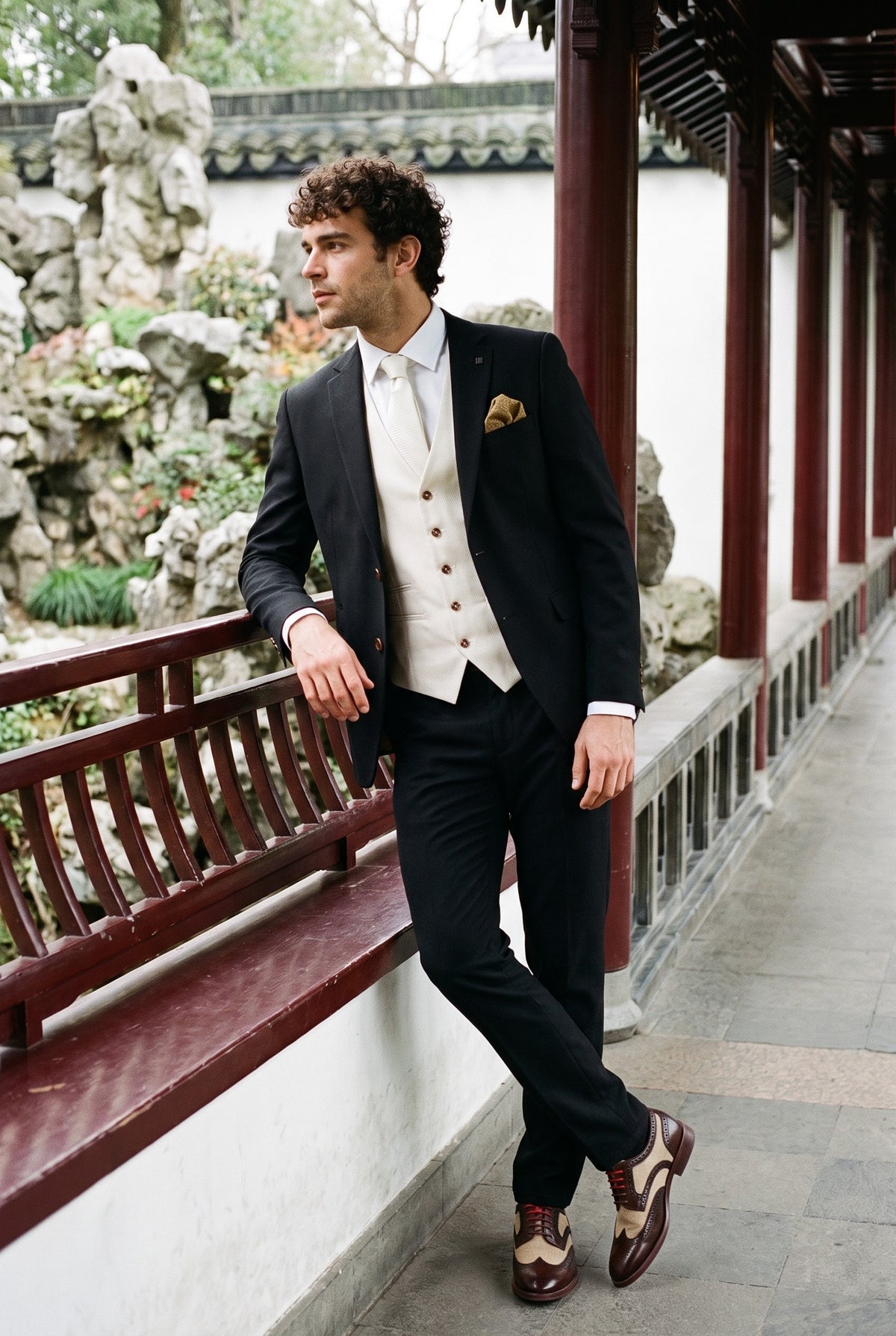 Look #1005 styled with Mayfair - Herrkostym i svart med 3 delar och krämfärgad väst
