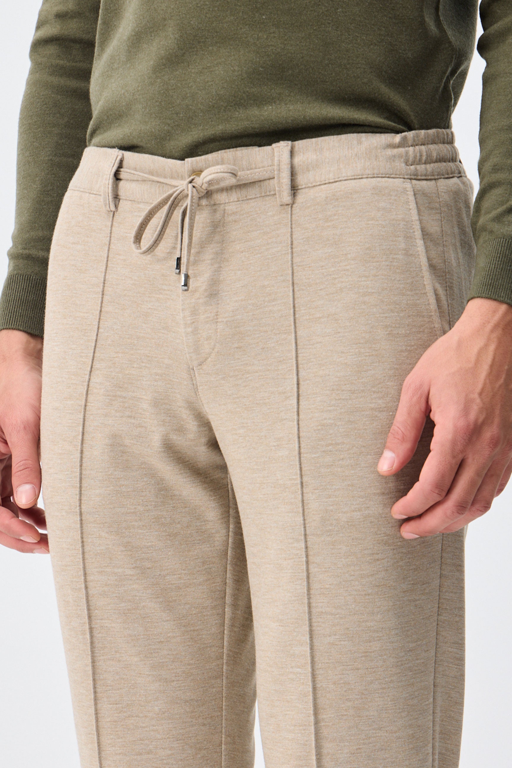 Herrbyxor i taupe, havregrynsbeige, eleganta dragskobyxor, skräddarsydda, avsmalnande passform