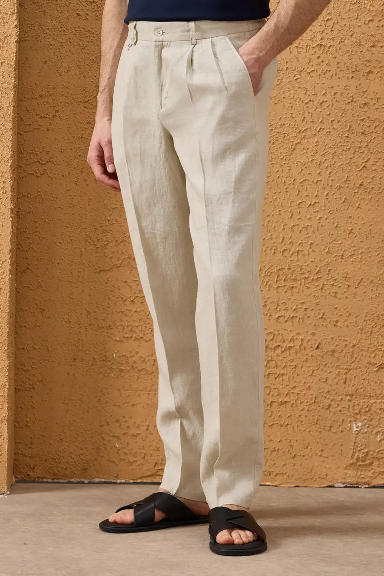 Beige herrbyxor i 100 % linne med plisserade dragsko och avslappnad rak passform
