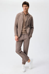 Herrset med brunt, mjukt jerseymönster, elegant och casual kavaj och byxor