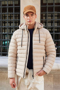 Beige herrjacka med huva, lätt vadderad kappa med dragkedja