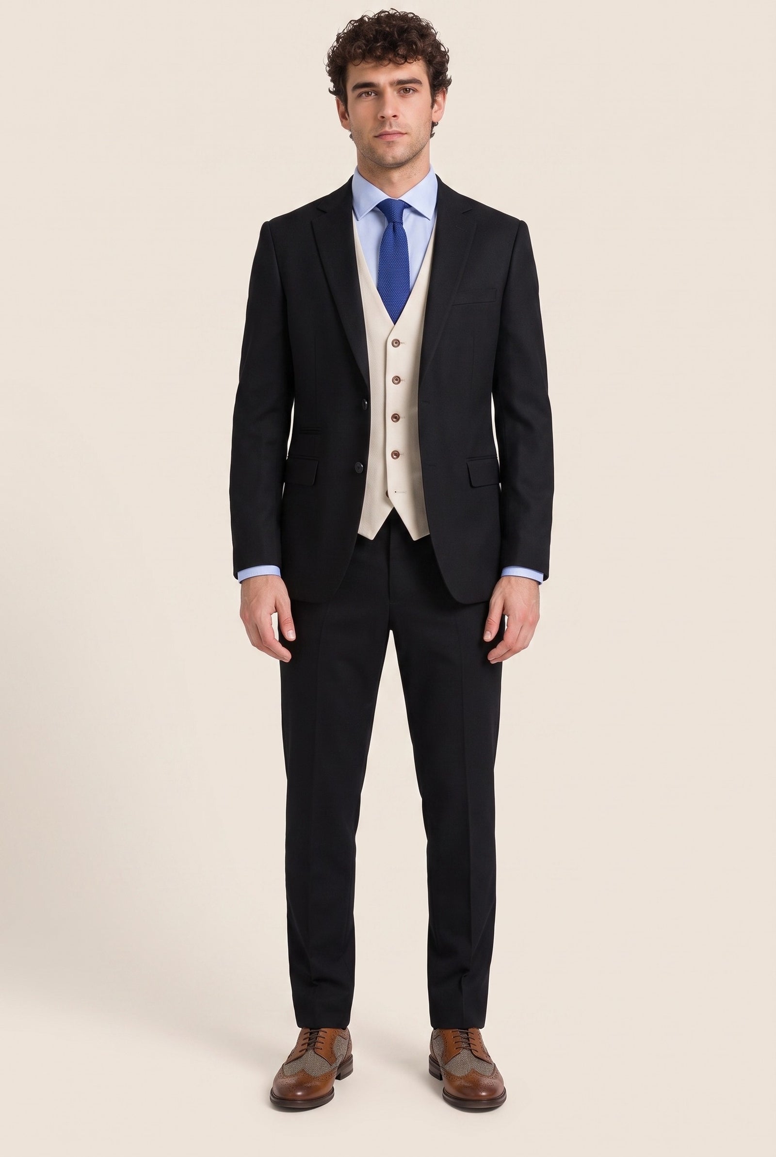 Look #1006 styled with Mayfair - Herrkostym i svart med 3 delar och krämfärgad väst