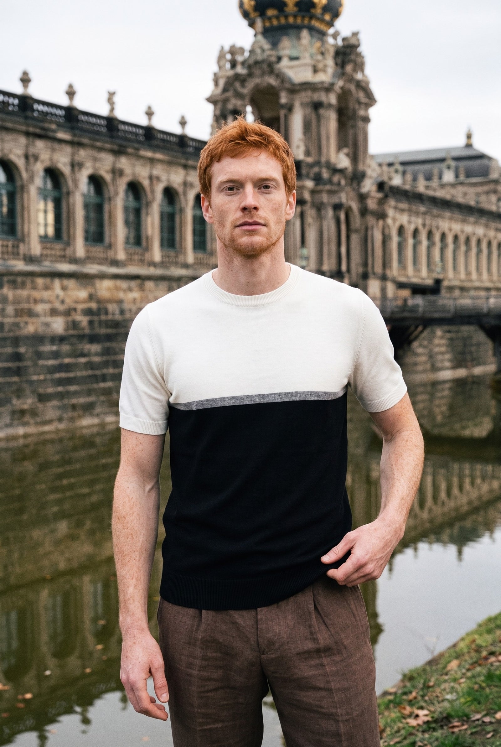 Look #879 styled with Vit och svart stickad t-shirt med färgblock för män