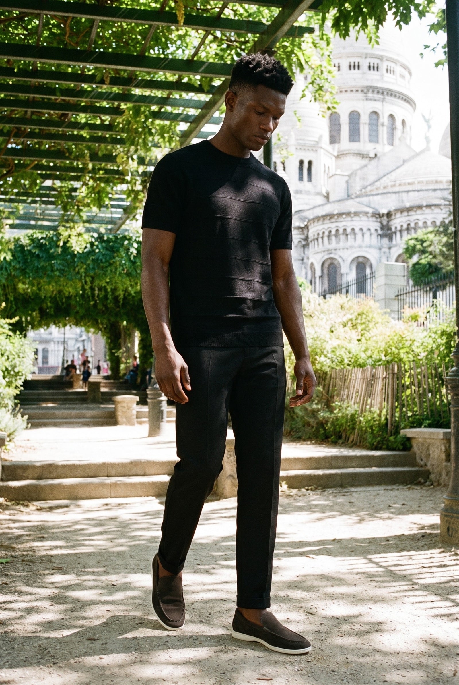 Look #870 styled with Svart texturerad stickad t-shirt för män