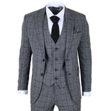Grå rutig kostym med vit skjorta, svart slips och näsduk mot vit bakgrund