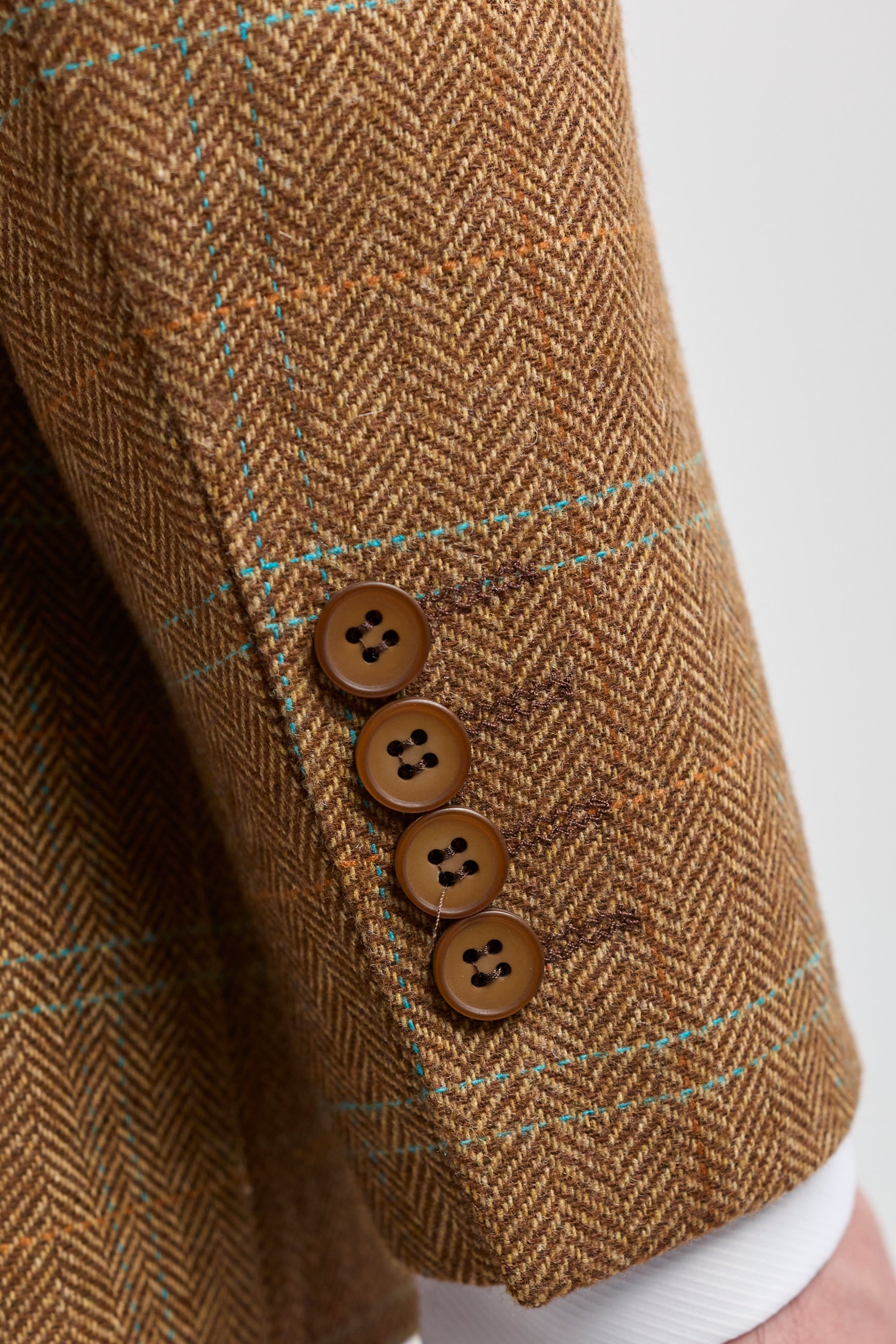 Herrkostym i ull, tweed, fiskbensmönster, brun, blårutig, 1920-tals Gatsby