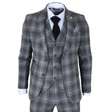 Grå rutig kostym med vit skjorta, svart slips och näsduk mot vit bakgrund