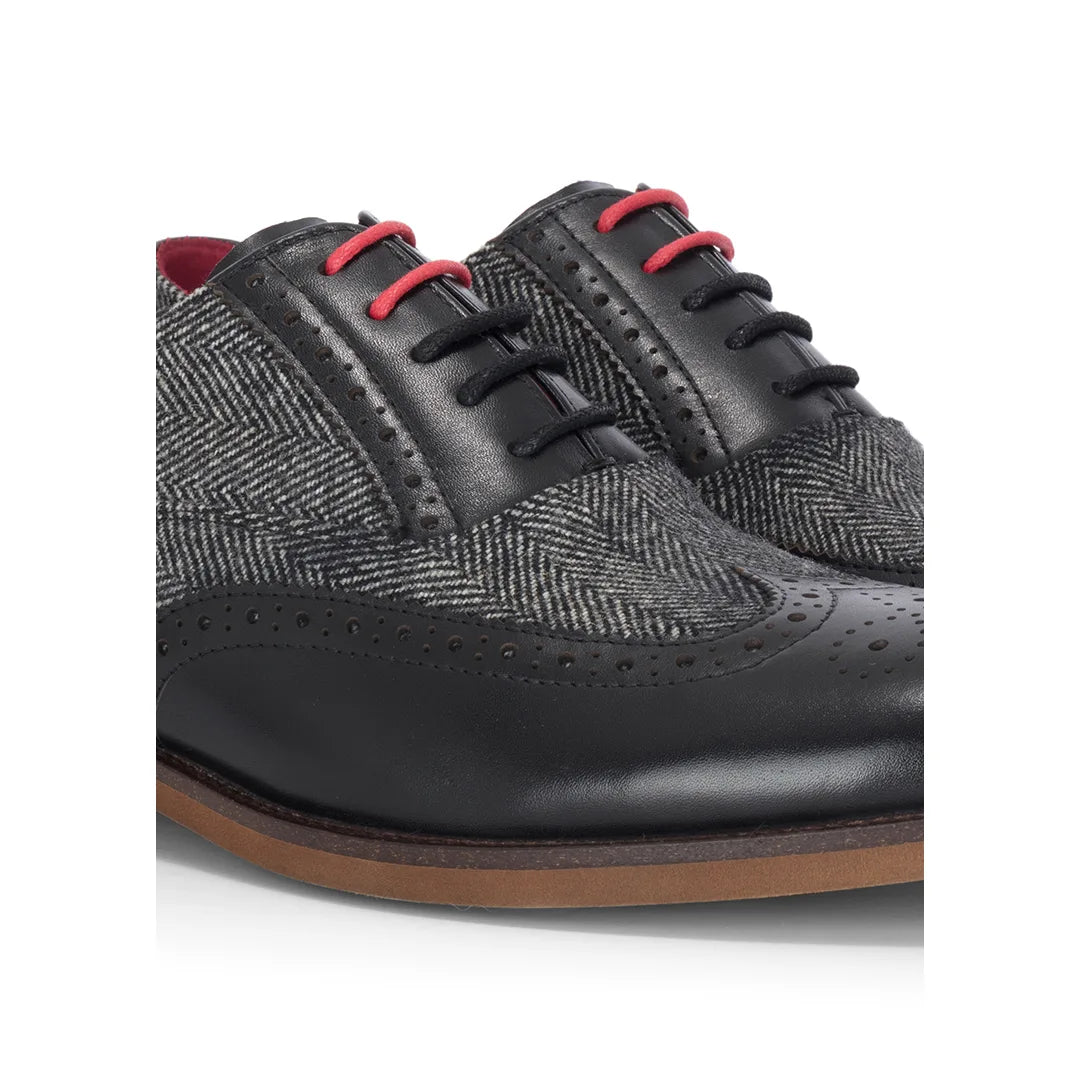 Albert - Herrskor i svart läder med tweeddetaljer i brogue-modell