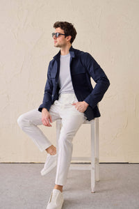 Herrset med marinblå safarijacka i bomullsblandning och vita byxor, elegant och avslappnad outfit