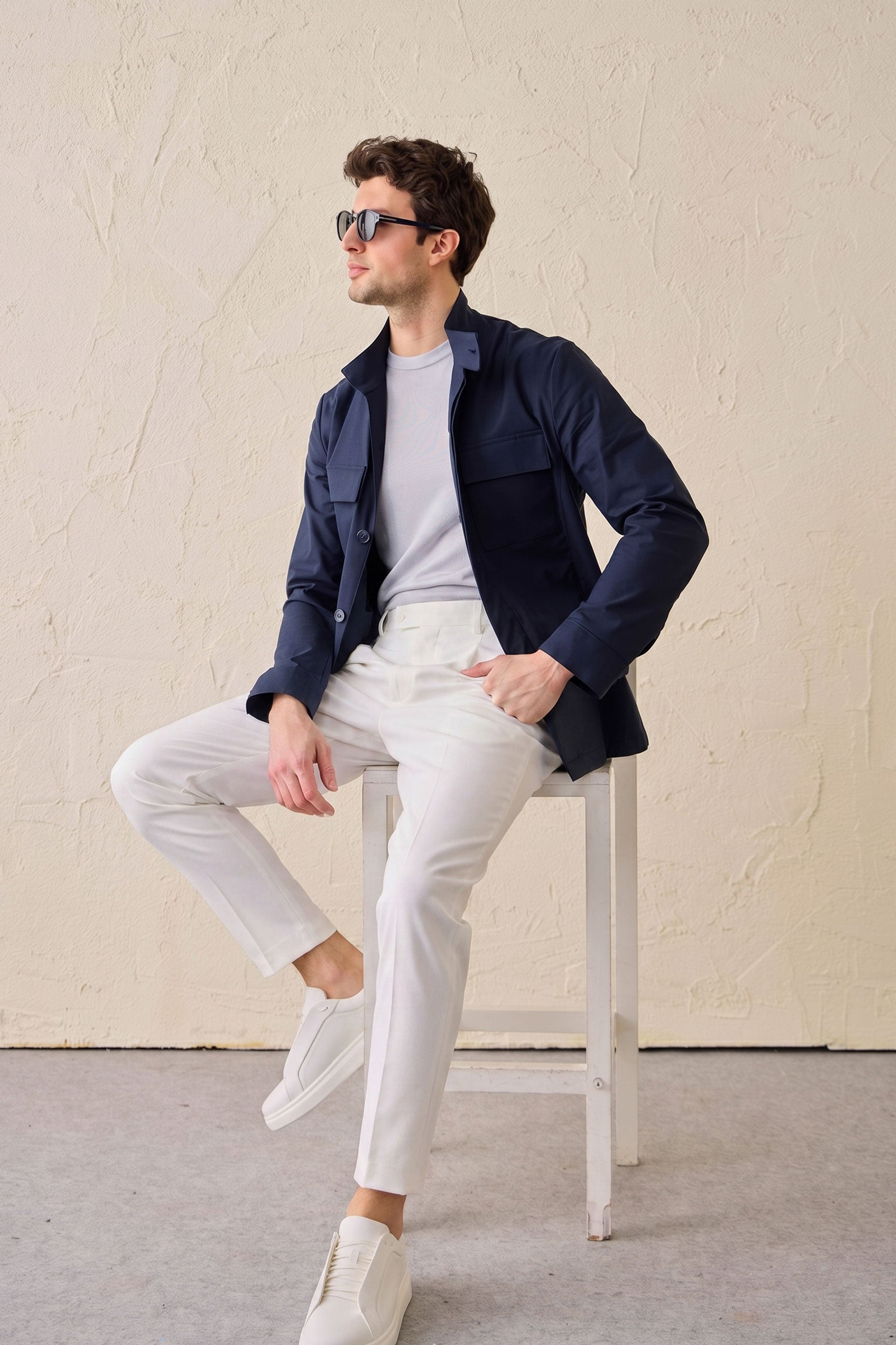Herrset med marinblå safarijacka i bomullsblandning och vita byxor, elegant och avslappnad outfit