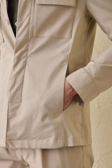 Herrset med beige safarijacka i bomullsblandning och vita byxor, elegant och avslappnad outfit
