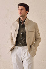 Herrset med beige safarijacka i bomullsblandning och vita byxor, elegant och avslappnad outfit
