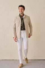 Herrset med beige safarijacka i bomullsblandning och vita byxor, elegant och avslappnad outfit