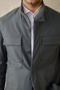 Herrset med safarijacka i bomullsblandning och beige byxor, elegant och avslappnad outfit