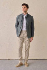 Herrset med safarijacka i bomullsblandning och beige byxor, elegant och avslappnad outfit