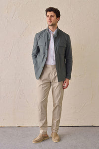 Herrset med safarijacka i bomullsblandning och beige byxor, elegant och avslappnad outfit