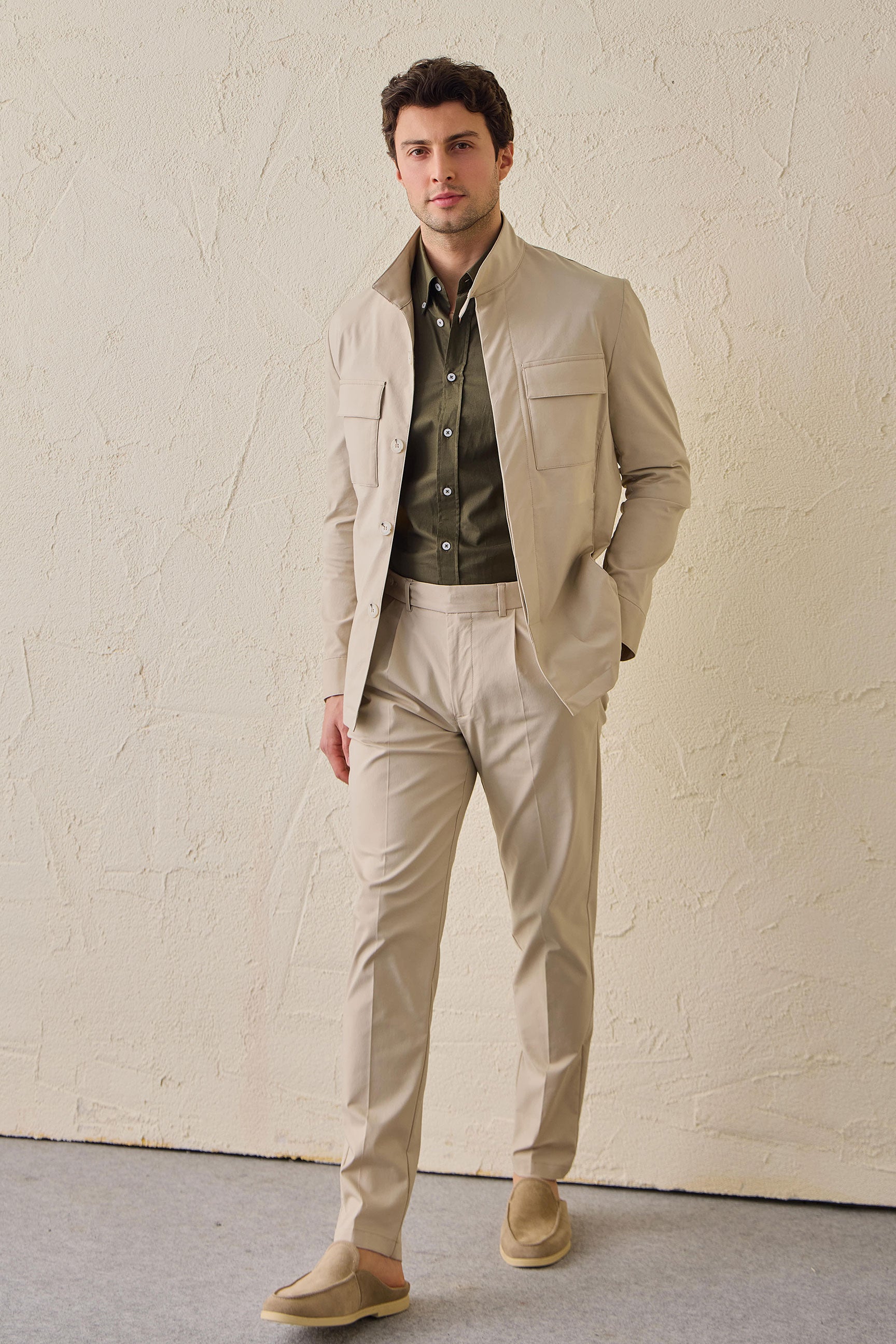 Beige herrkostym med två delar och ståkrage i stretch, elegant och avslappnad safaristil