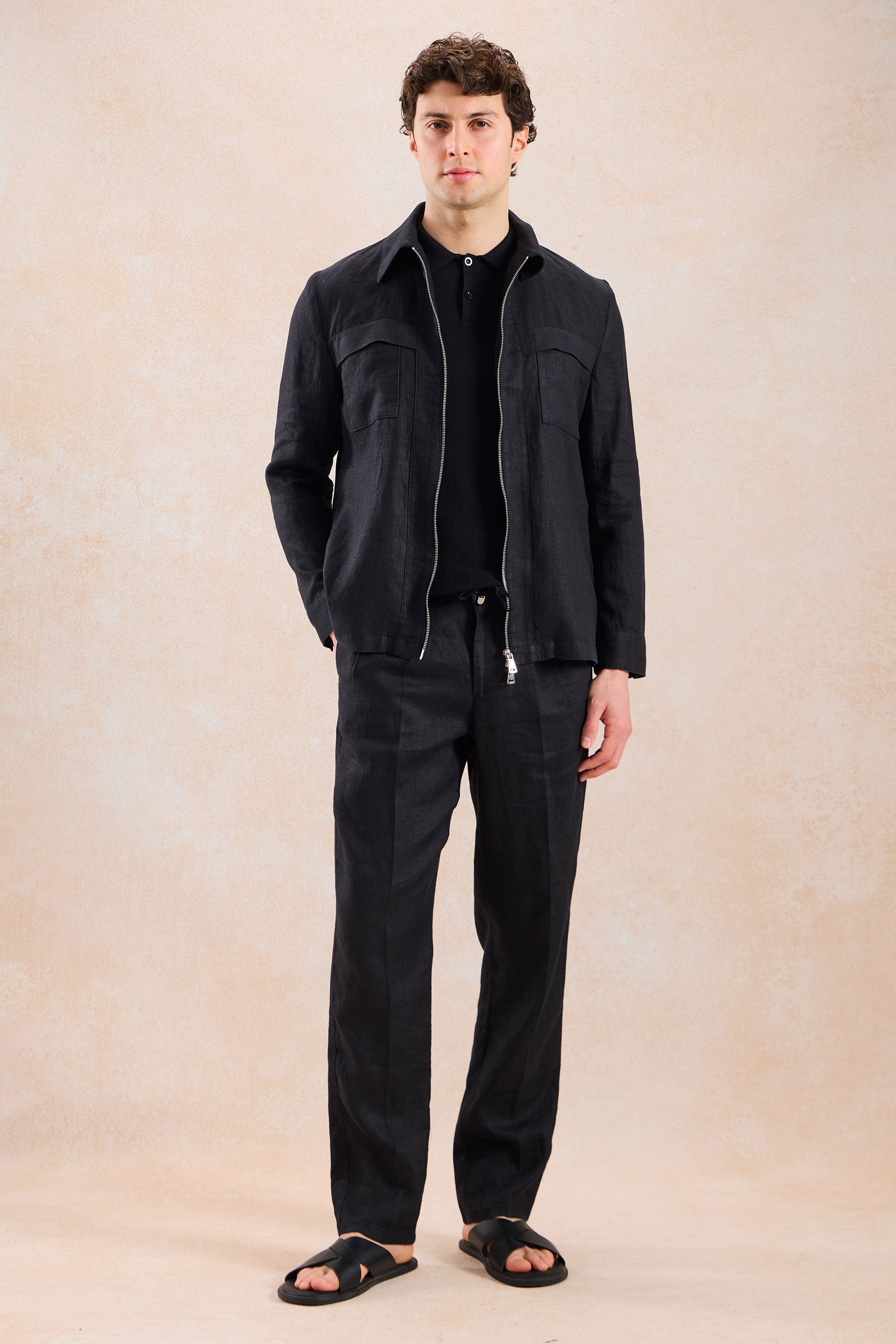 Herr svart linnekostym med dragkedja framtill, safari-stil, sommar