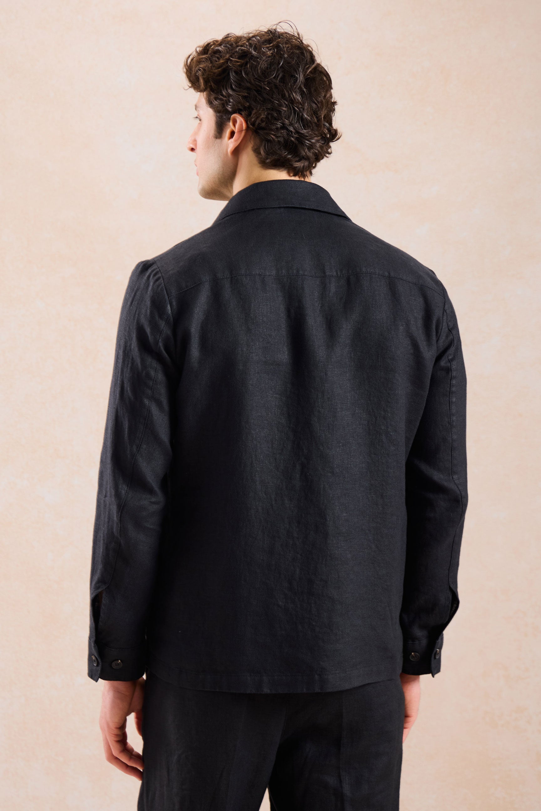 Herr svart linnekostym med dragkedja framtill, safari-stil, sommar