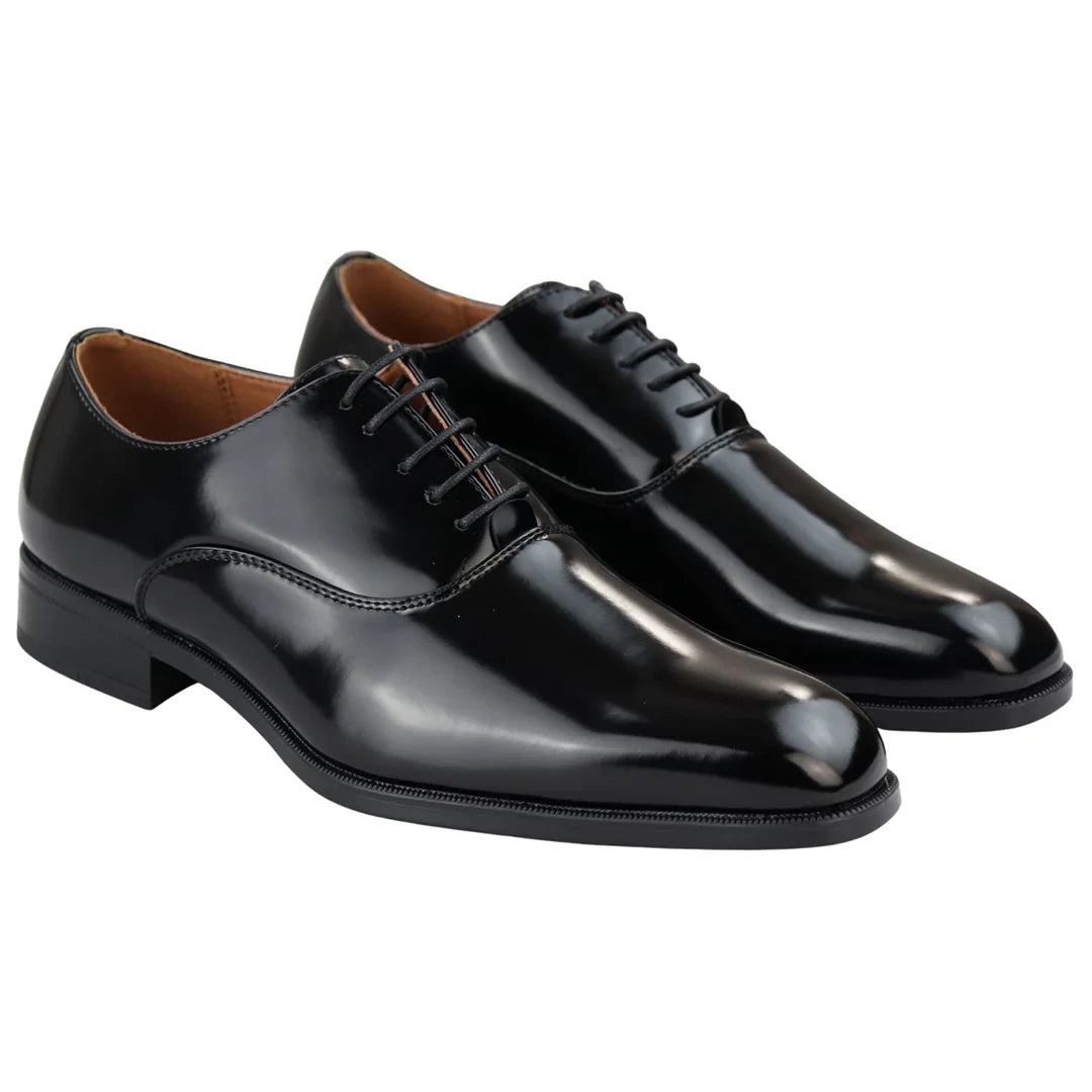 Eleganta formella Oxfordskor i svart med lack och glänsande snörning, klassisk rund tå, klänning