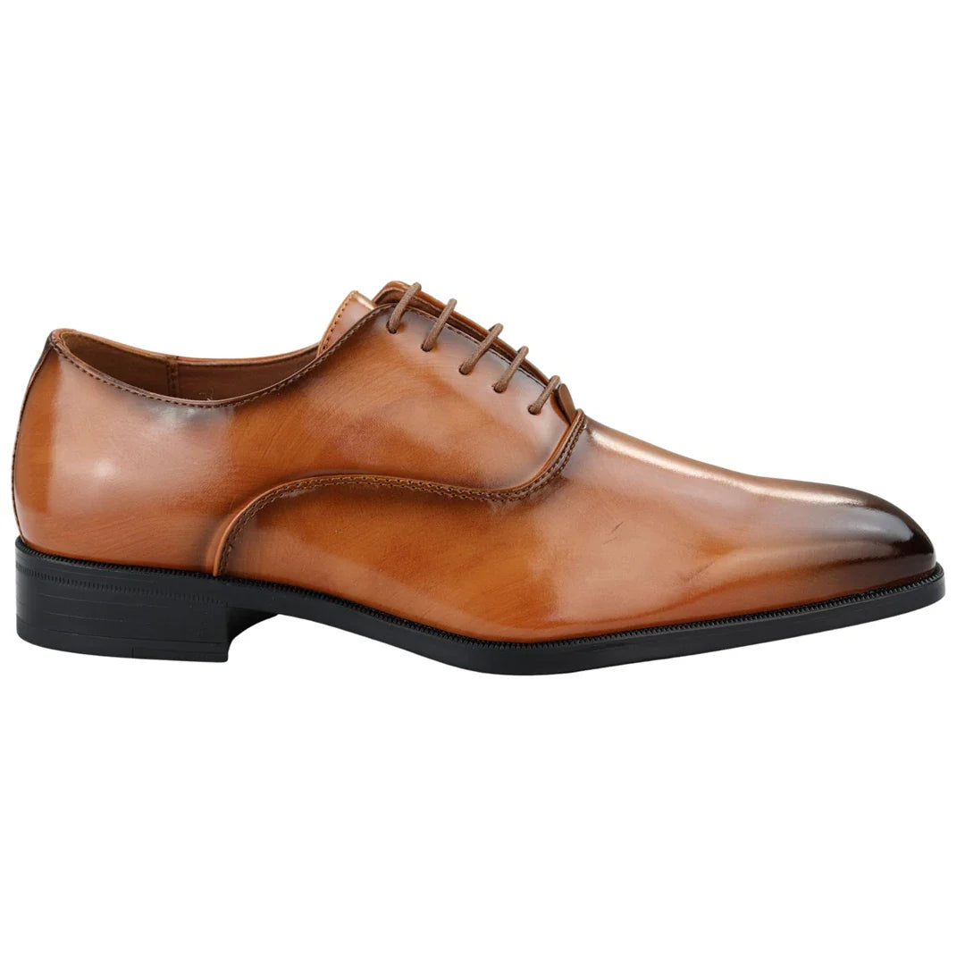 Eleganta formella Oxfordskor i brunt lacker med glänsande snörning och klassisk rund tå.