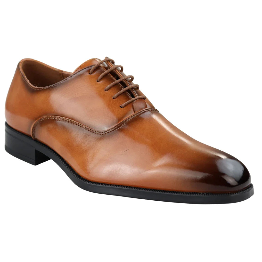 Eleganta formella Oxfordskor i brunt lacker med glänsande snörning och klassisk rund tå.