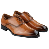 Eleganta formella Oxfordskor i brunt lacker med glänsande snörning och klassisk rund tå.