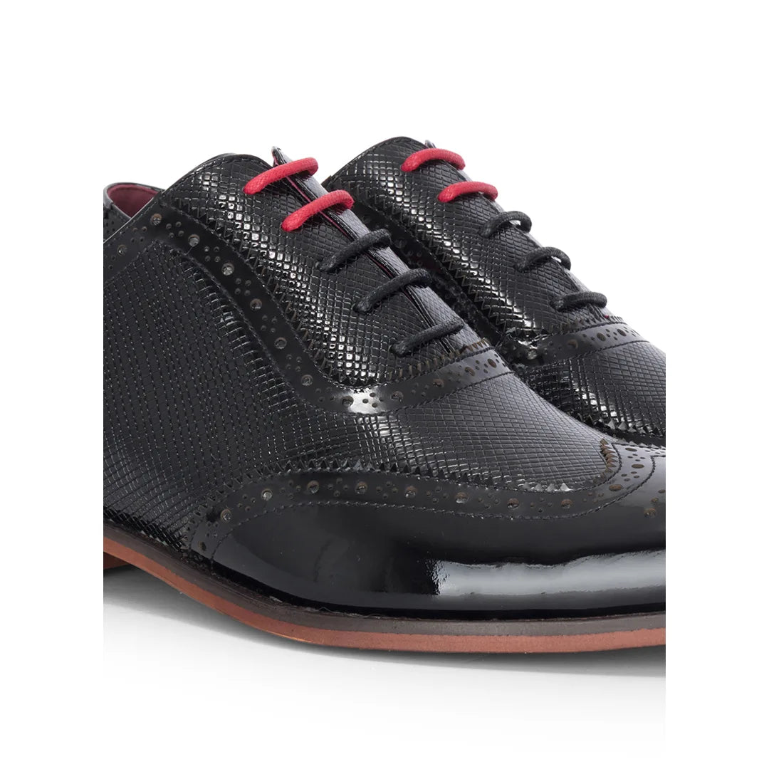 Flynn - Herrskor i svart lackläder med brogue-detaljer