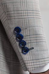 Hugo Ljusgrå 3-delad kostym för män med marinblå rutor och sammetsdetaljer