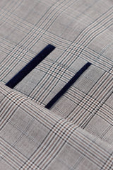 Hugo Ljusgrå 3-delad kostym för män med marinblå rutor och sammetsdetaljer