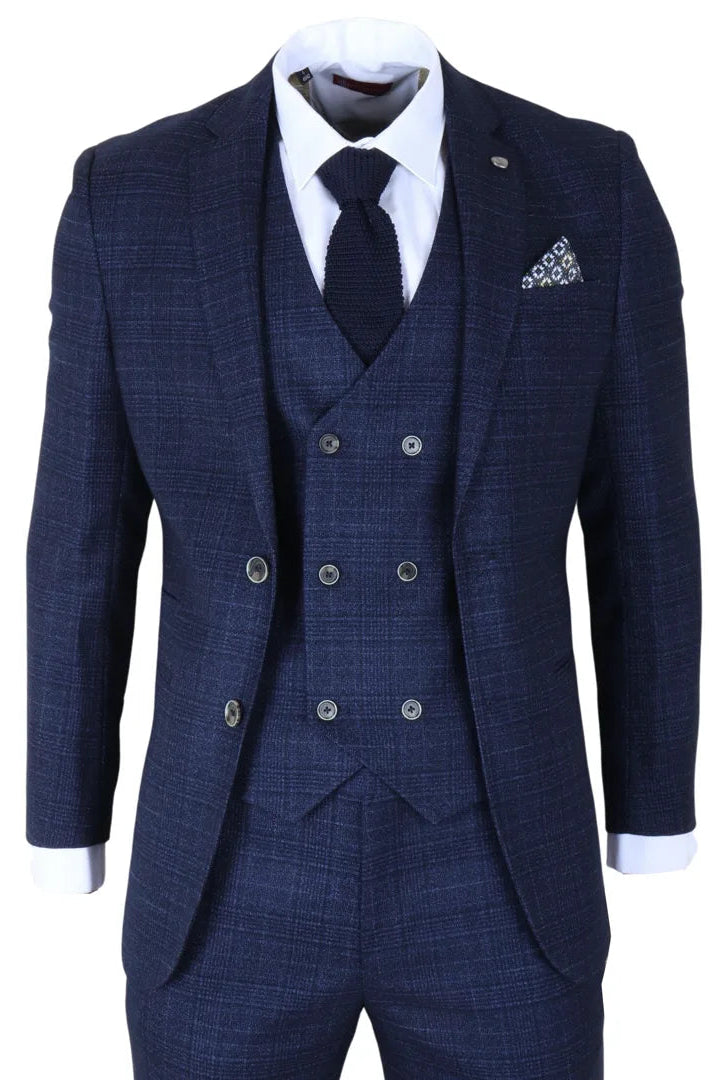 Blå rutig kostym med väst och slips på vit bakgrund