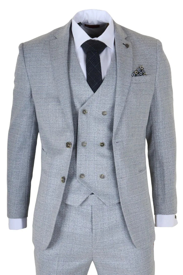 Grå rutig kostym med vit skjorta, svart slips och näsduk mot vit bakgrund