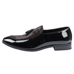 Herrslip-on loafers med tofs och sammetsdetaljer i svart lack