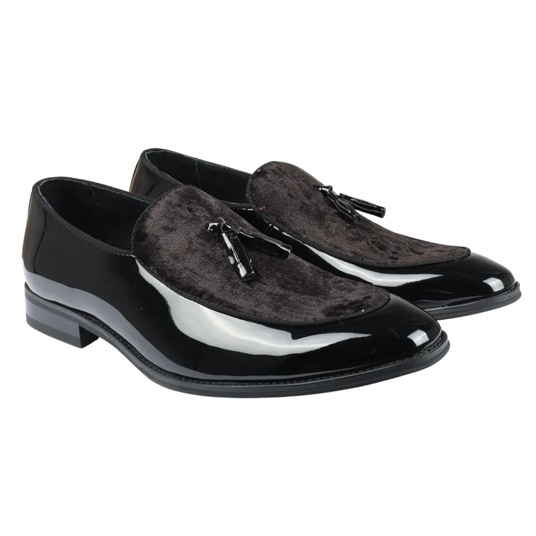 Herrslip-on loafers med tofs och sammetsdetaljer i svart lack