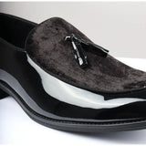 Herrslip-on loafers med tofs och sammetsdetaljer i svart lack