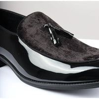 Herrslip-on loafers med tofs och sammetsdetaljer i svart lack