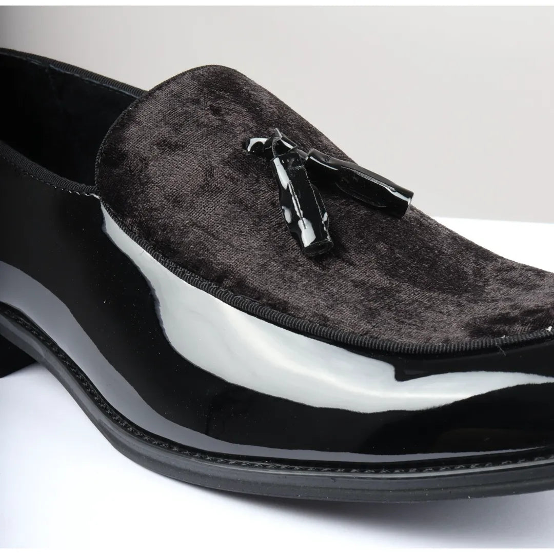 Herrslip-on loafers med tofs och sammetsdetaljer i svart lack