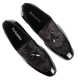 Herrslip-on loafers med tofs och sammetsdetaljer i svart lack