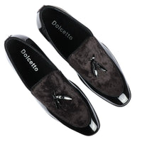 Herrslip-on loafers med tofs och sammetsdetaljer i svart lack