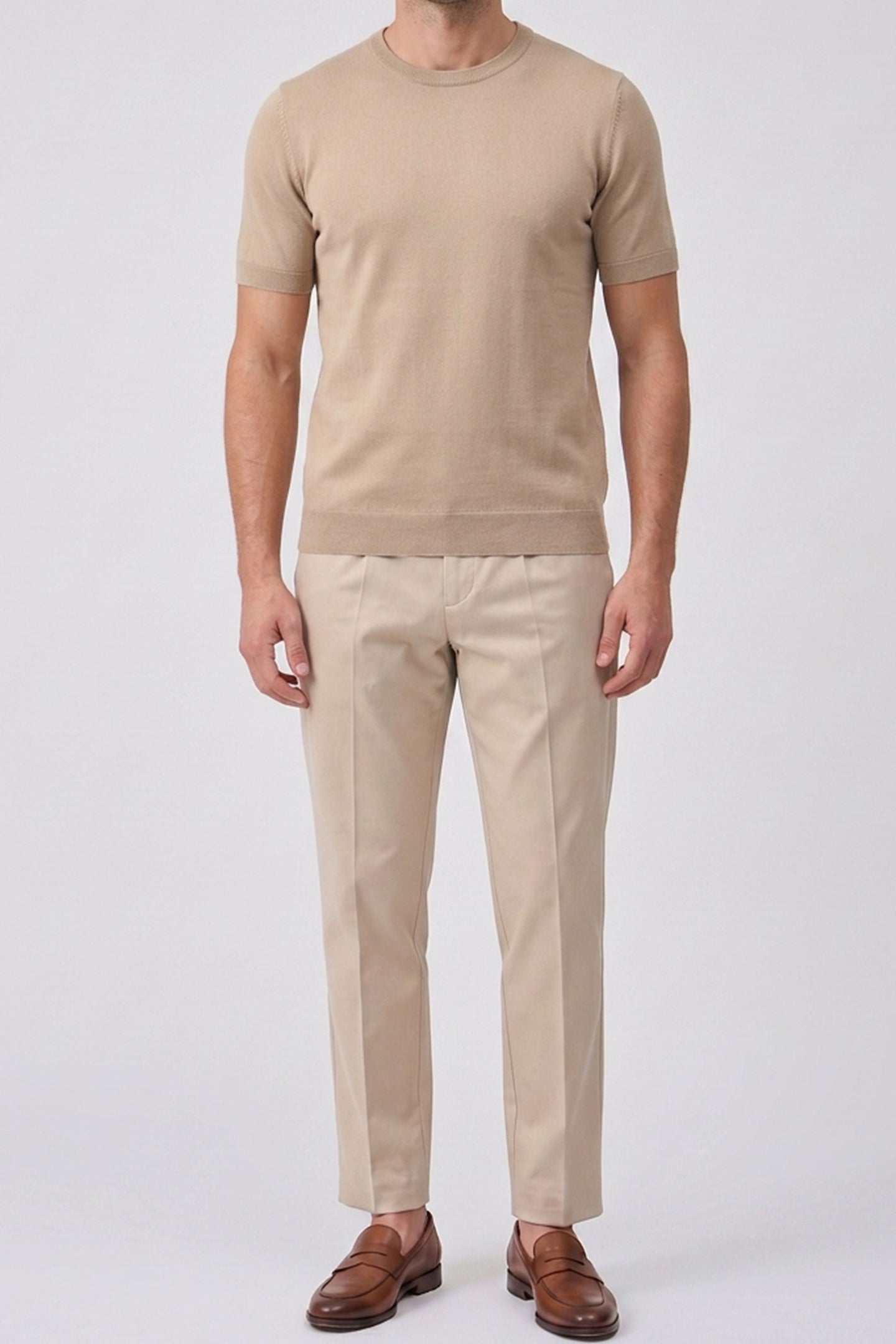 Beige stickad t-shirt med rund hals och kort ärm för män