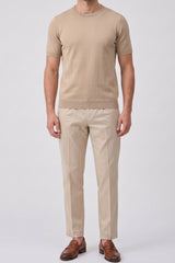 Beige stickad t-shirt med rund hals och kort ärm för män