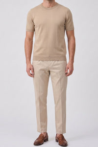 Beige stickad t-shirt med rund hals och kort ärm för män
