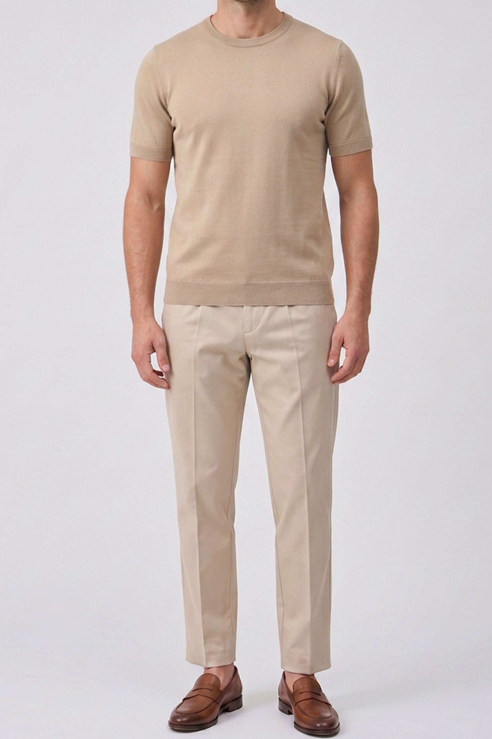 Beige stickad t-shirt med rund hals och kort ärm för män