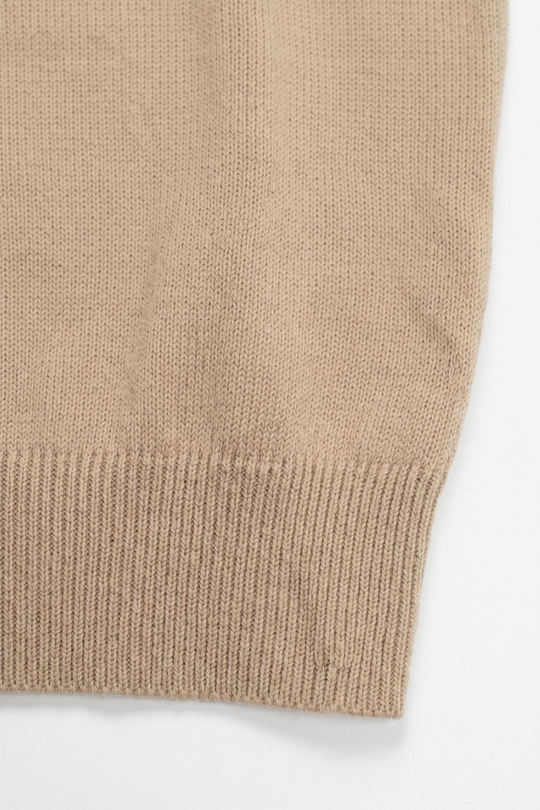 Beige stickad t-shirt med rund hals och kort ärm för män
