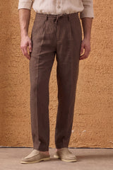 Herrset med beige linnejacka med dragkedja och bruna byxor, elegant och avslappnad sommaroutfit